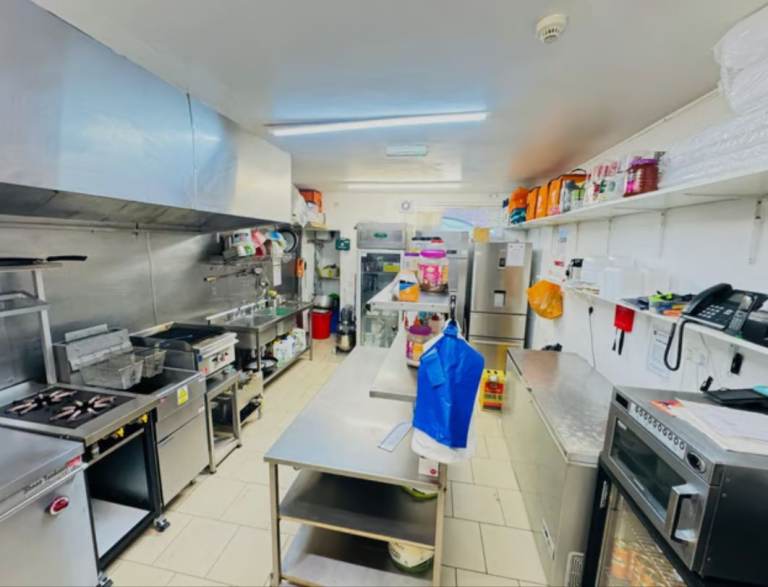 Dark / Cloud Kitchen is for rent in South Woodford  E18