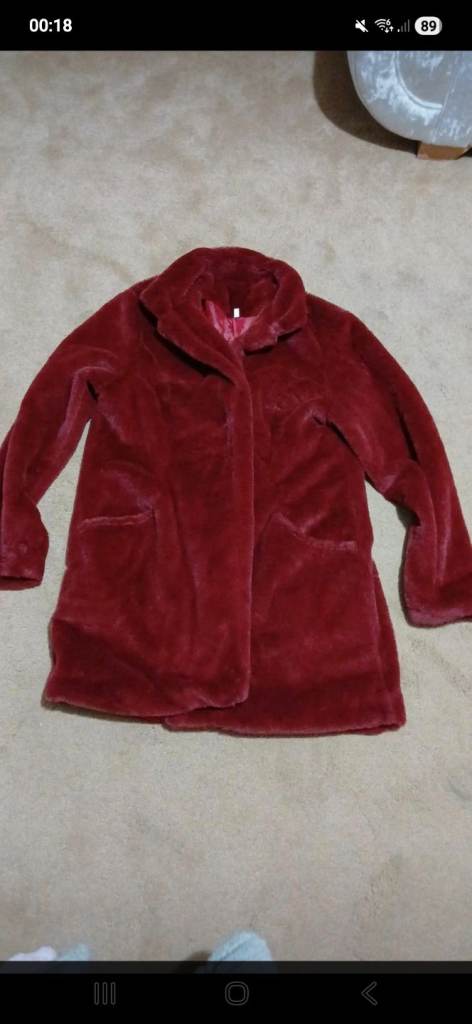 Ladies burgundy fur coat says xl in label but more like 14 to 16