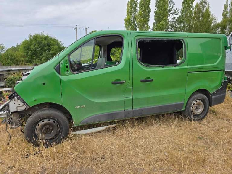 **BREAKING FOR SPARES** 2015 RENAULT TRAFIC.