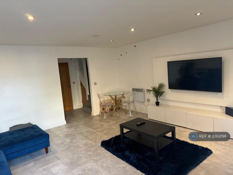 2 bedroom flat in Onyx Mews, Stratford, E15 (2 bed) (#2769198)