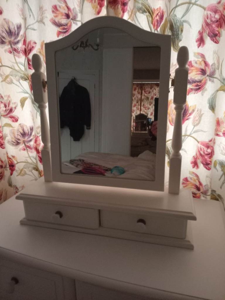  Mirror and drawers unit
