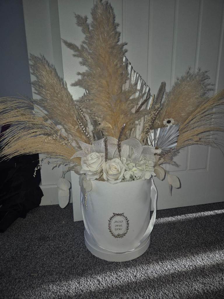 Artificial flower pot