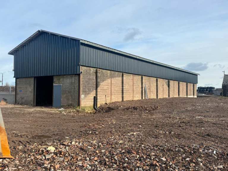 Commercial Shed/building and yard space with hard standing