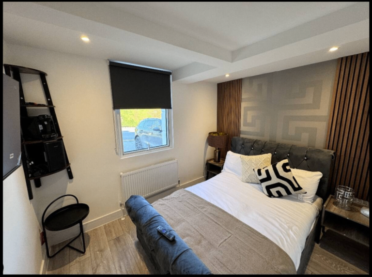 Room with En suite bathroom and shared Lounge in Canterbury