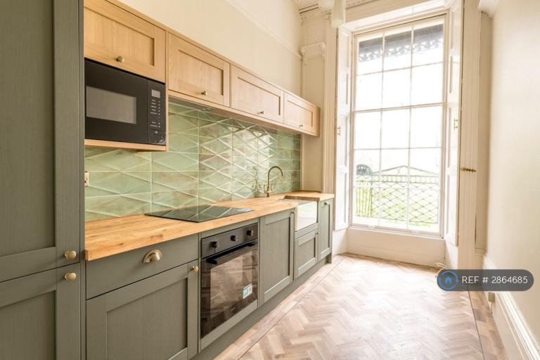 1 bedroom flat in Caledonia Place, Bristol, BS8 (1 bed) (#2864685)