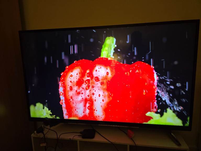 55" TV HITACHI + SHELF