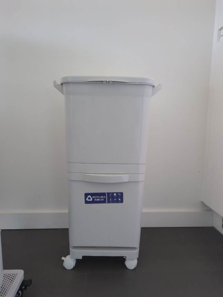 38L dual lid and compartment bin