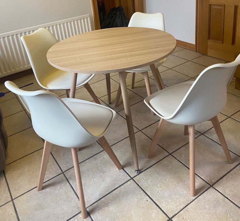 Dining table & 4 chairs 