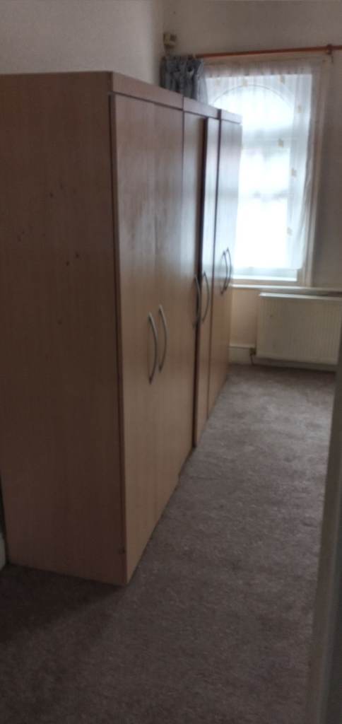 3 bedroom house Fully Furnished 1 Bathroom 1 Shower Wet Room to rent £1450.00pcm Great Location