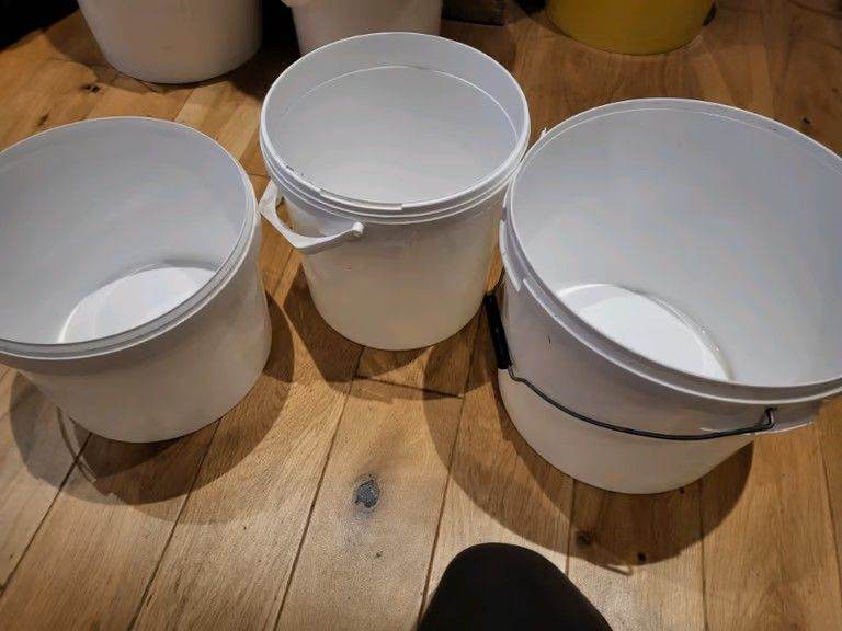 Assorted catering strength bucket with lids