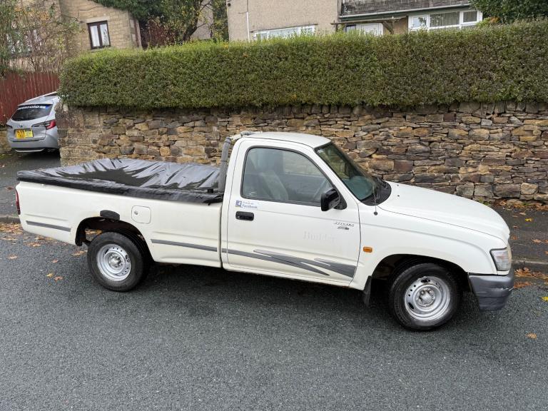 2003 Toyota Hilux 240 2.5 D4-D SINGLE CAB 4x2 WHITE PICK UP Diesel Manual