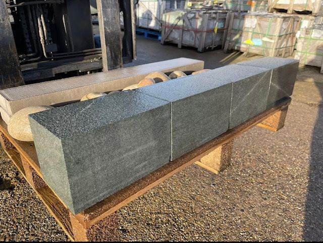 CHINESE GRANITE BLOCKS / KERBS / EDGING / KERBSTONES - 250 X 150 X 150MM