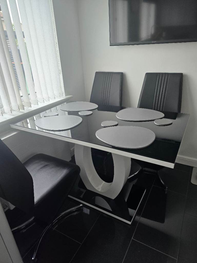 Modern High Gloss Dining Room Table & 4 Chairs