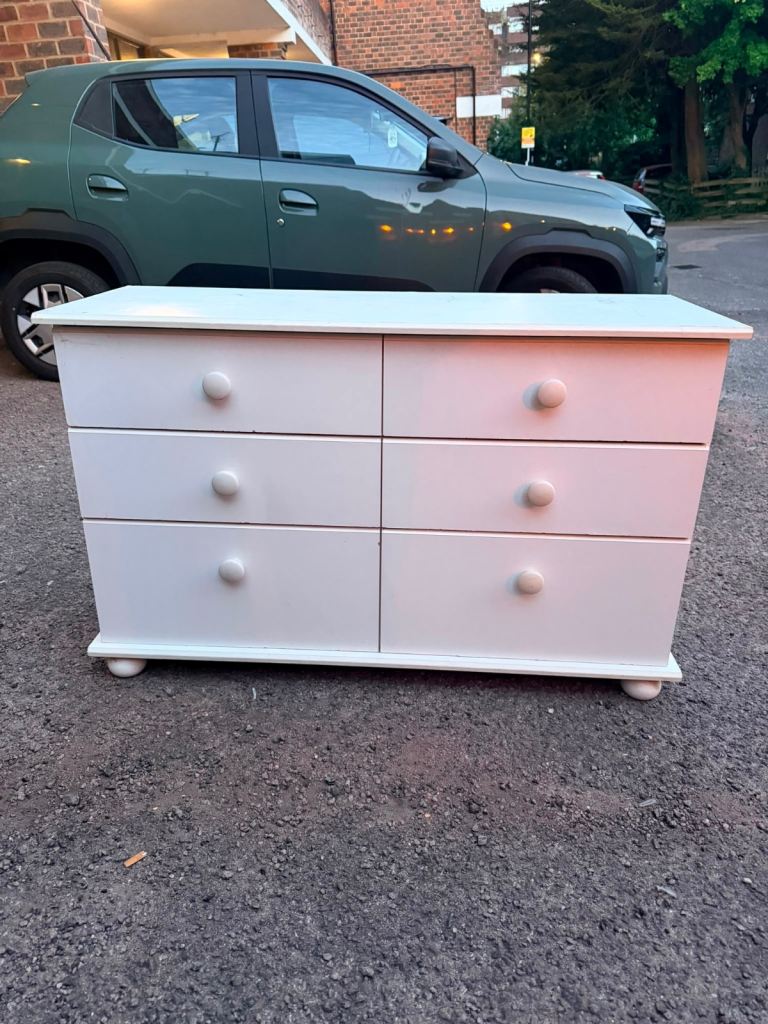 Solid white Chest of drawers