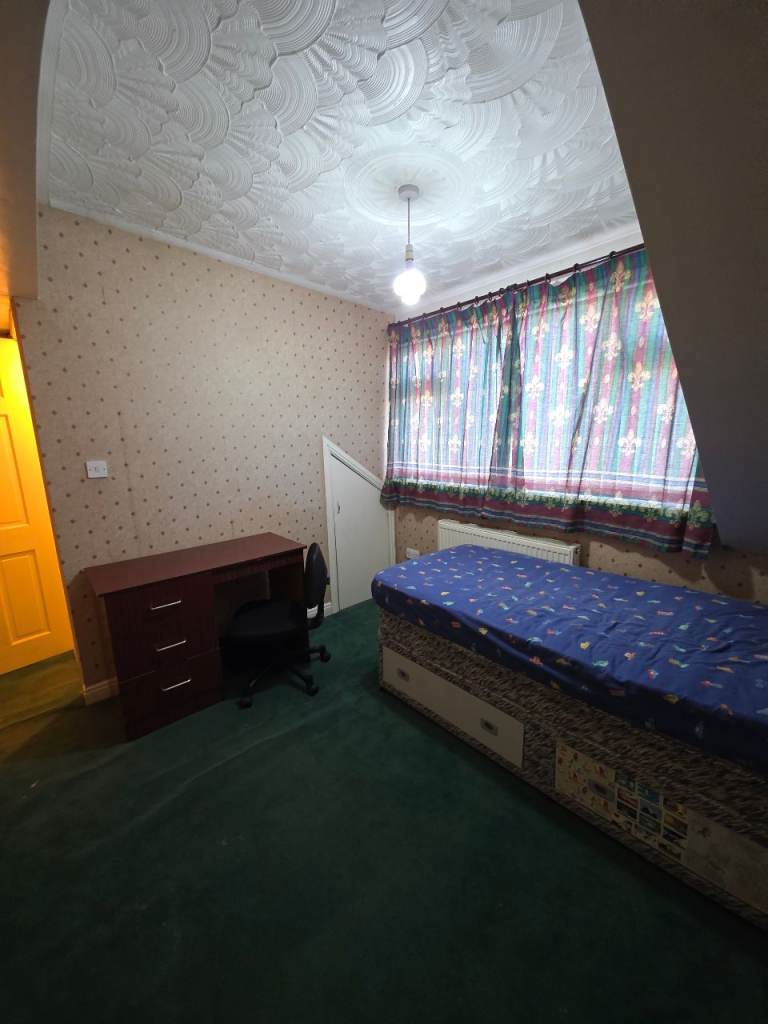 Accommodation available at BD7 for female