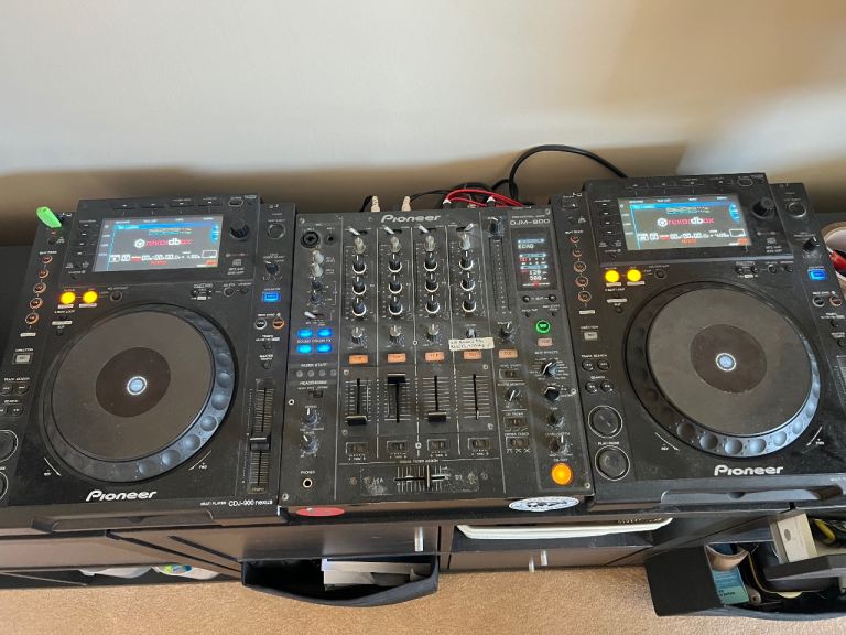 2x pioneer cdj900nxs and pioneer djm800 mixer