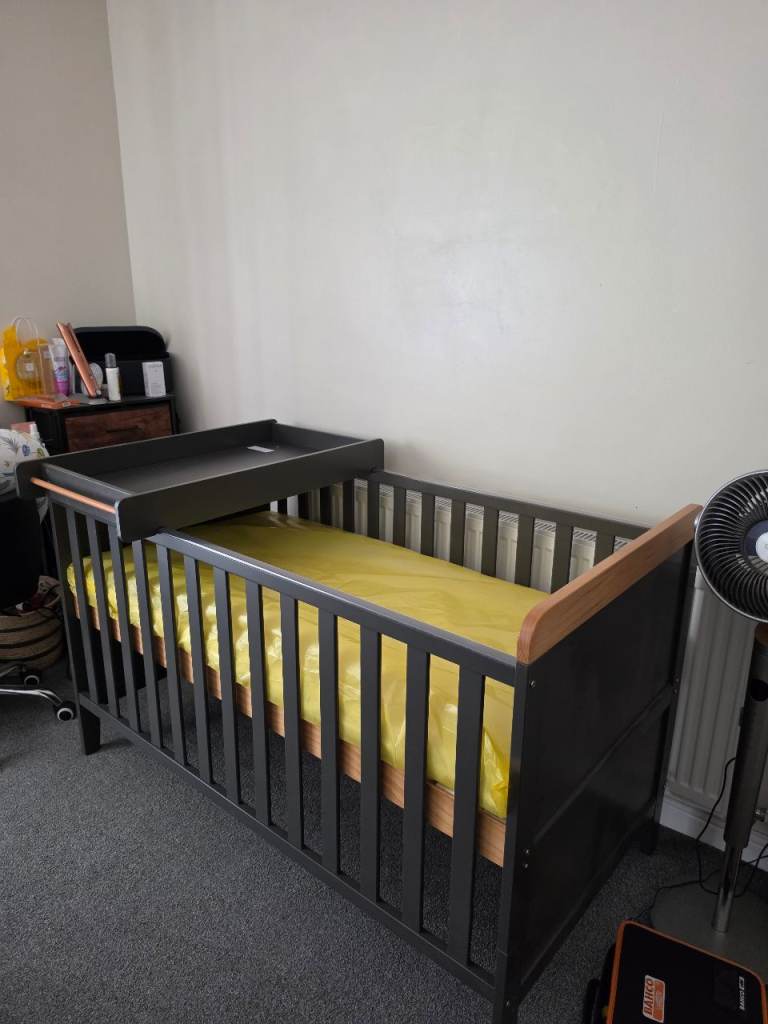 Brand New - TUTTI bambini Rio Cot Bed with Mattress & Changer