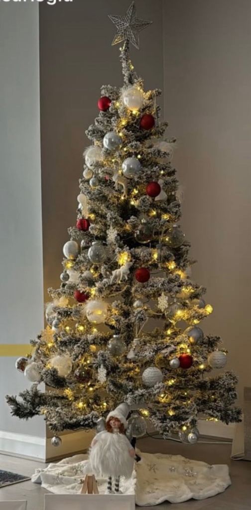 6ft pre-lit flocked tree with decorations