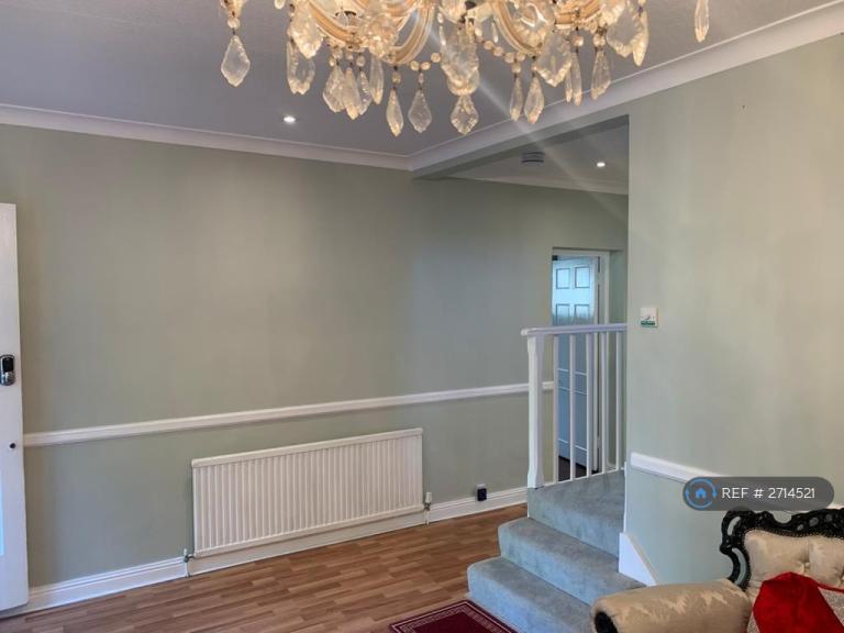 5 bedroom house in Noak Hill Road, Romford, RM3 (5 bed) (#2714521)