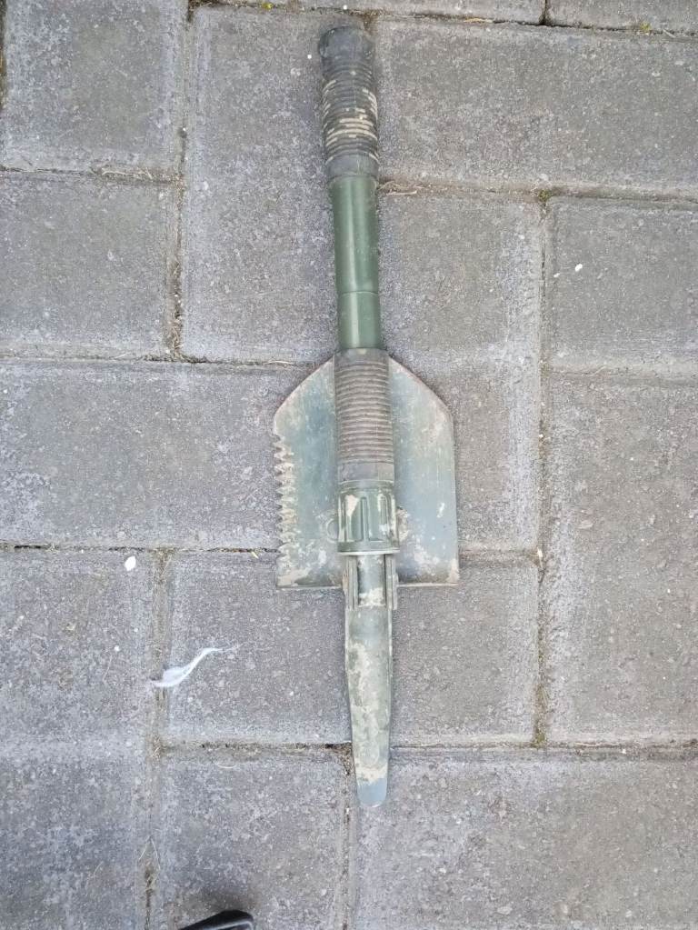 Metal detecting spade