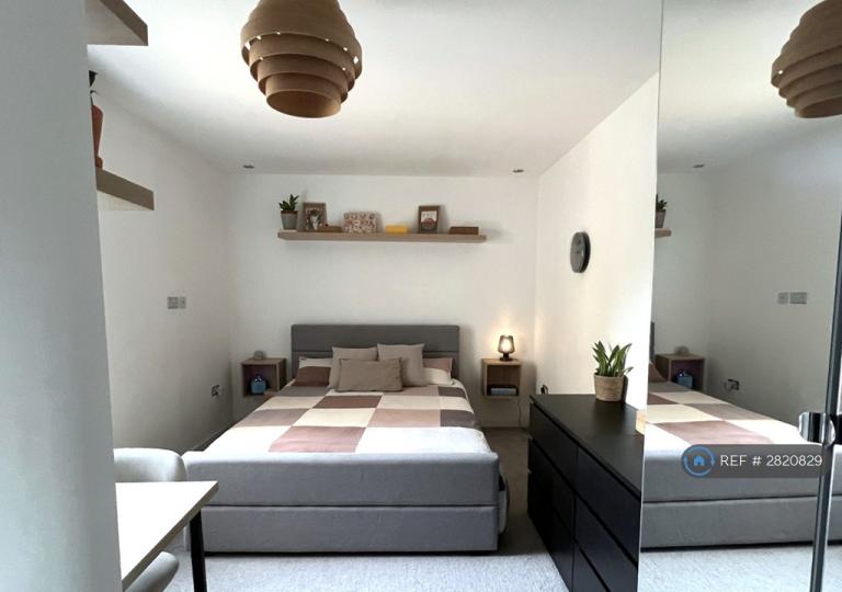 2 bedroom flat in Coppetts Road, London, N10 (2 bed) (#2820829)