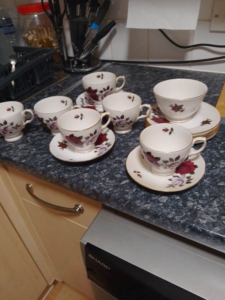 Vintage Floral Tea Set - Cups, Saucers & Bowl, Good Condition