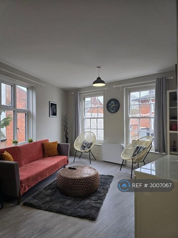 2 bedroom flat in Thoroughfare, Halesworth, IP19 (2 bed) (#3007067)