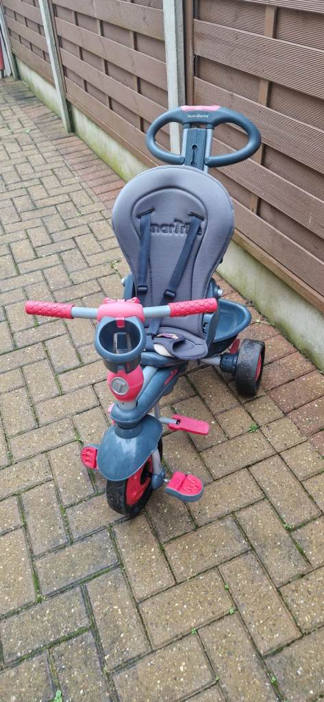 CHILDRENS TRICYCLE SMARTRIKE WITH PARENTAL HANDLE. GOOD CONDITION.