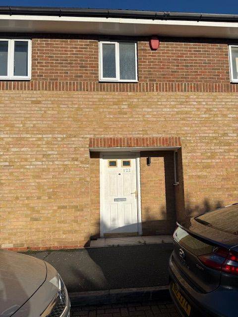 MODERN 2 BED APARTMENT, GARDEN, PARKING, CLOSE TO STATION