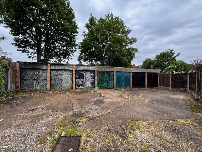 Lock-up Garage to Rent in Harlesden, NW10 with gated access (No Power or Water)