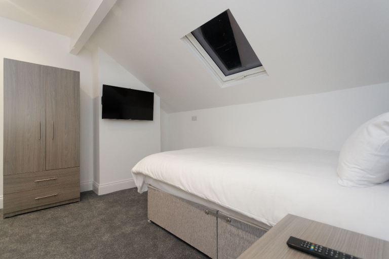 Spacious Double Room to Rent – Fully Furnished 