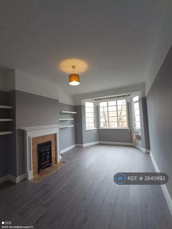 3 bedroom flat in Selwyn Court, London, SE3 (3 bed) (#2845893)