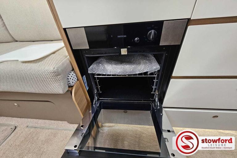 2 Berth, 2 seatbelts, Rear Lounge