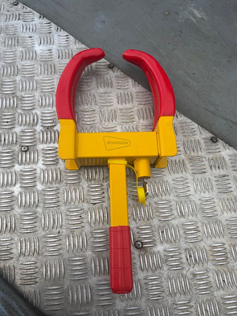 STREETWIZE WHEEL CLAMP HEAVY DUYT ANTI THEFT LOCK COMES WITH 1 KEY LIKE NEW 