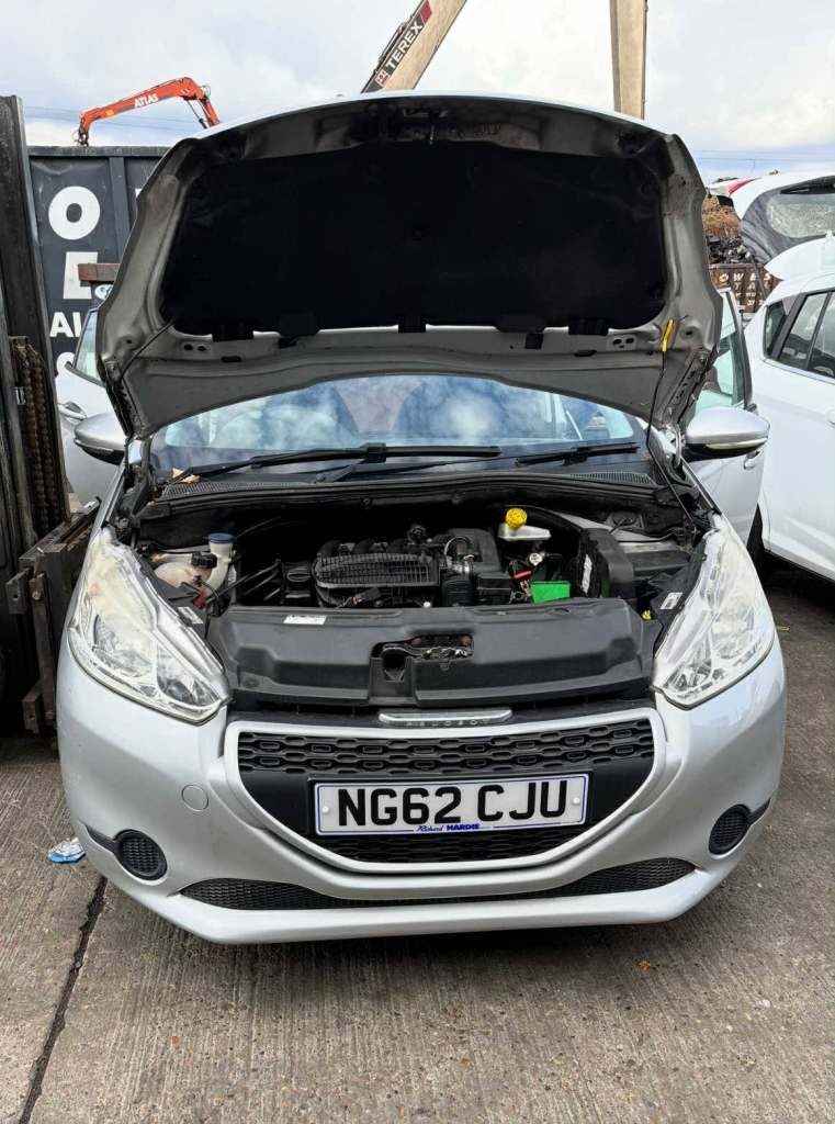 peugeot 208 MK1 silver colour breaking parts 