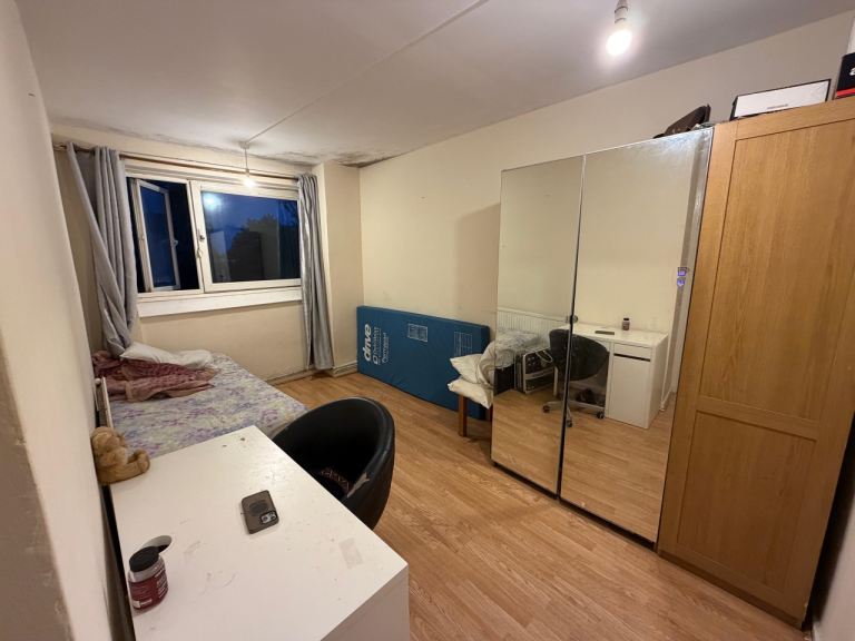 Double Bed Room in Southfield London