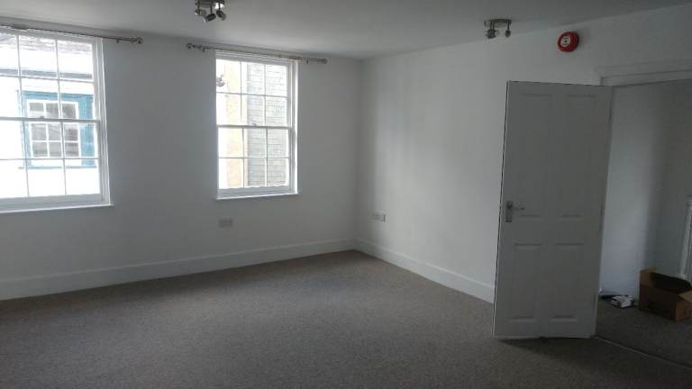 One-bedroom top-floor flat to rent — central Totnes.