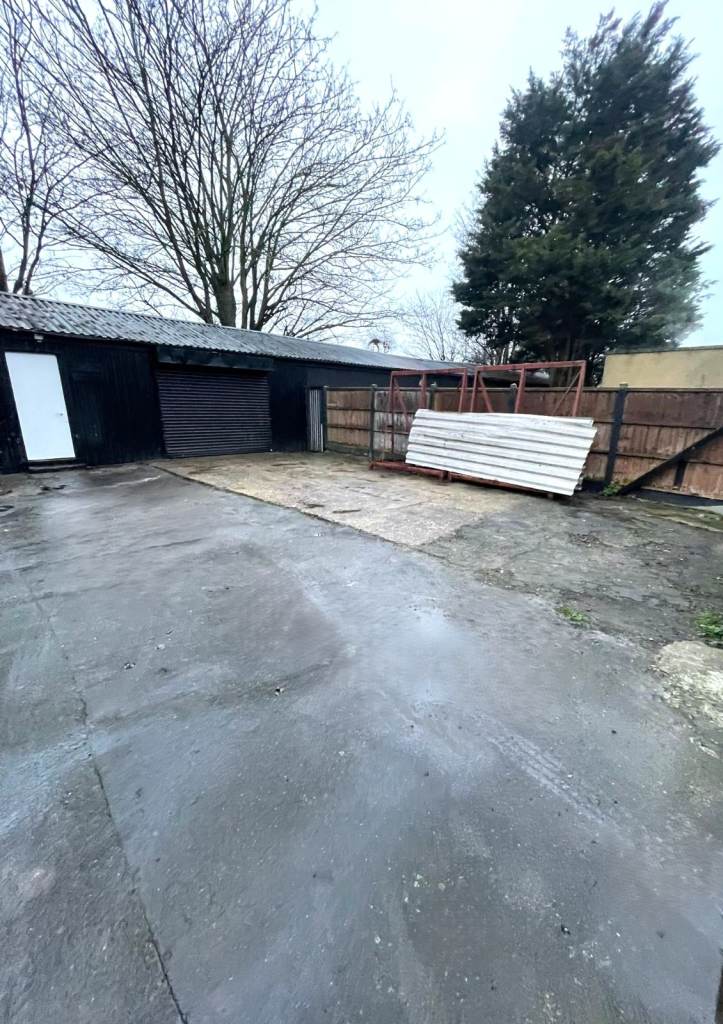 Large Warehouse with Yard available in Walthamstow E17