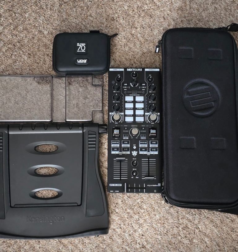 Reloop Mixtour Pro - including travel case, speak stands, laptop stand, usb travel case, dust cover