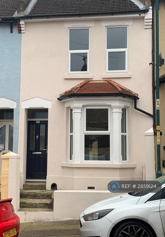 3 bedroom house in Kitchener Road, Rochester, ME2 (3 bed) (#2859124)