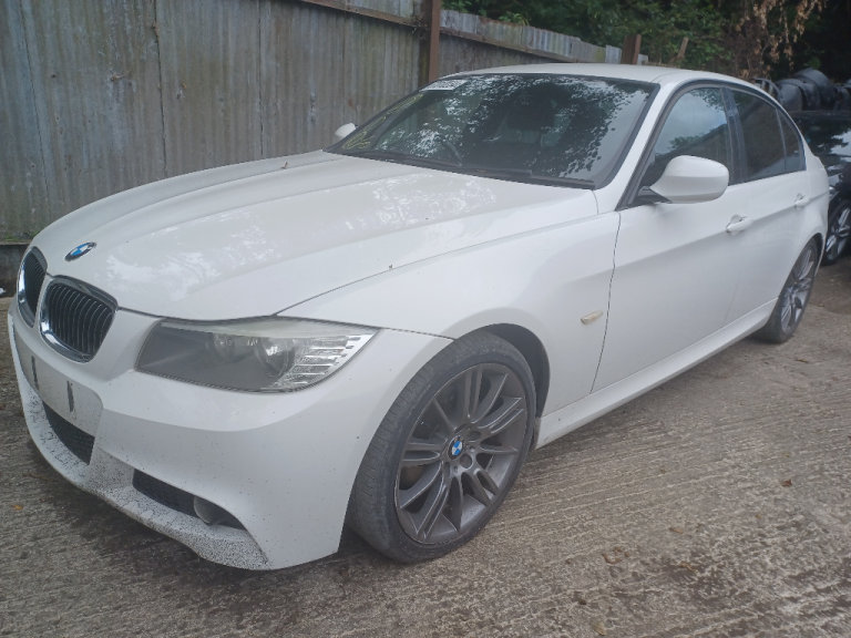 Breaking : BMW 3 2.0d 2011 ; colour: 300 - ALPINE WHITE III