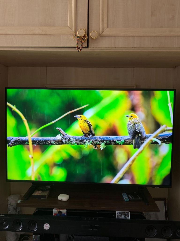 Samsung QLED Q60B 43” Smart TV – Excellent Condition