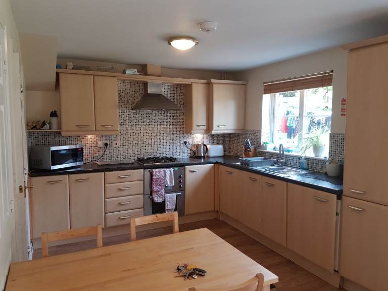 Very Large Ensuite Room - available to couples, bills included 