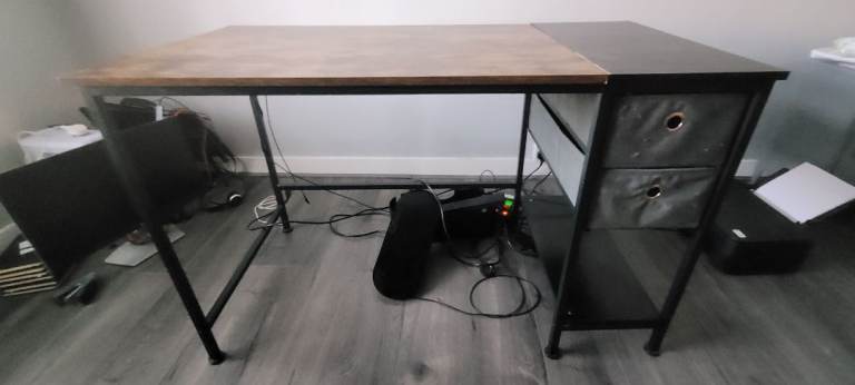 Medium office desk w/ 2 drawers 