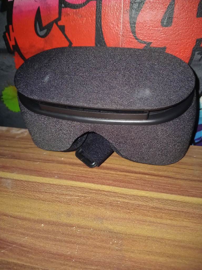 ,a virtual reality headset designed for smartphones.