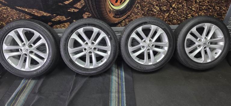 Nissan Genuine 17 alloy wheels + 4 x tyres 215 55 17 Davanti