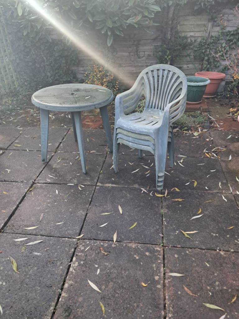 garden table and chairs