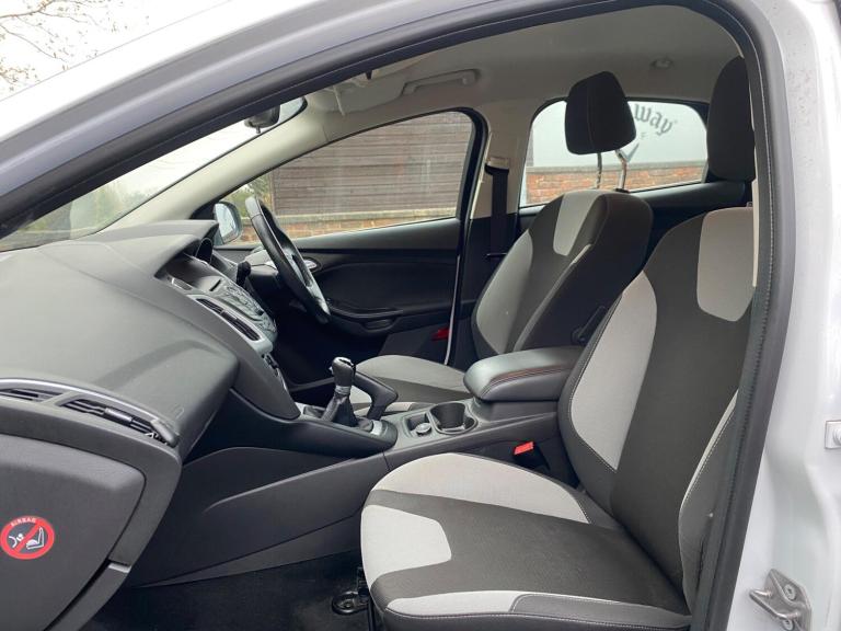 2014 Ford Focus 1.0 EcoBoost Zetec Navigator 5dr HATCHBACK PETROL Manual
