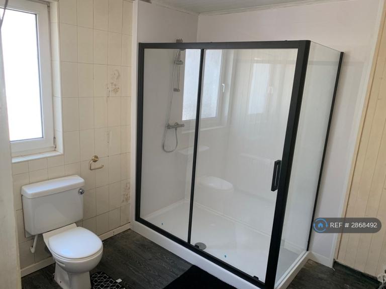 5 bedroom flat in Llangyfelach Road, Treboeth, Swansea, SA5 (5 bed) (#2868492)