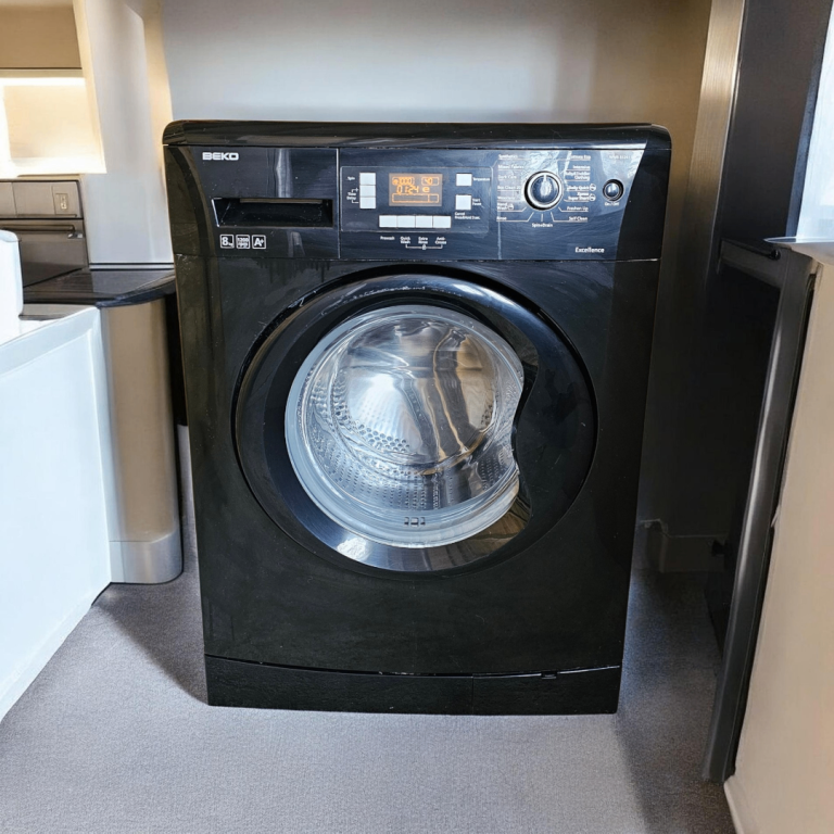 Beko 8kg 1200rpm Washing Machine - Black,Good Condition can deliver 